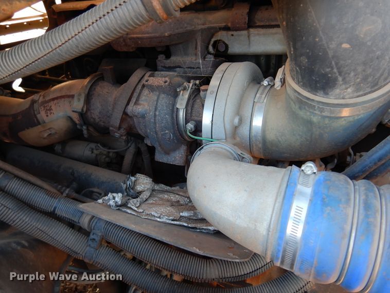 image for item DF0103 2005 Freightliner Columbia 120  semi truck