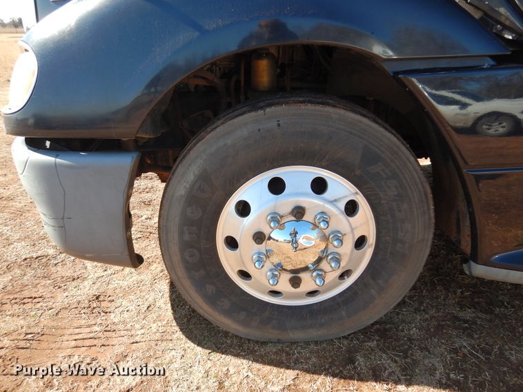 image for item DF0103 2005 Freightliner Columbia 120  semi truck