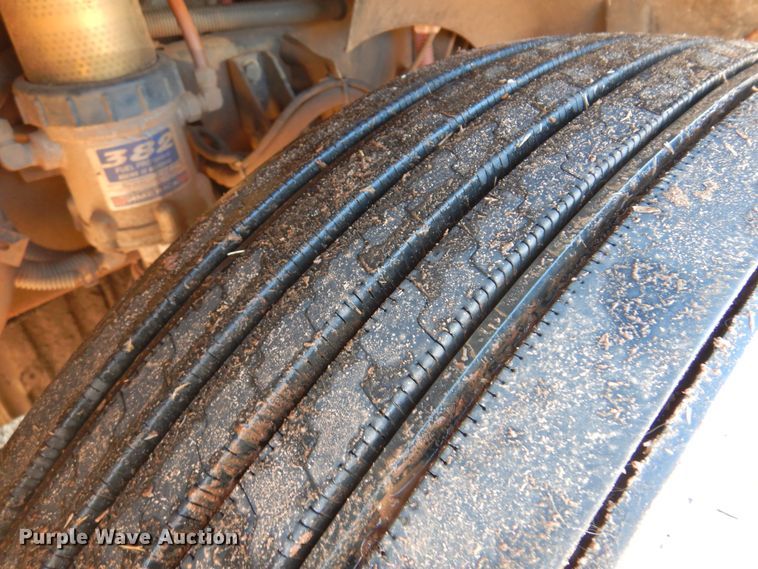 image for item DF0103 2005 Freightliner Columbia 120  semi truck