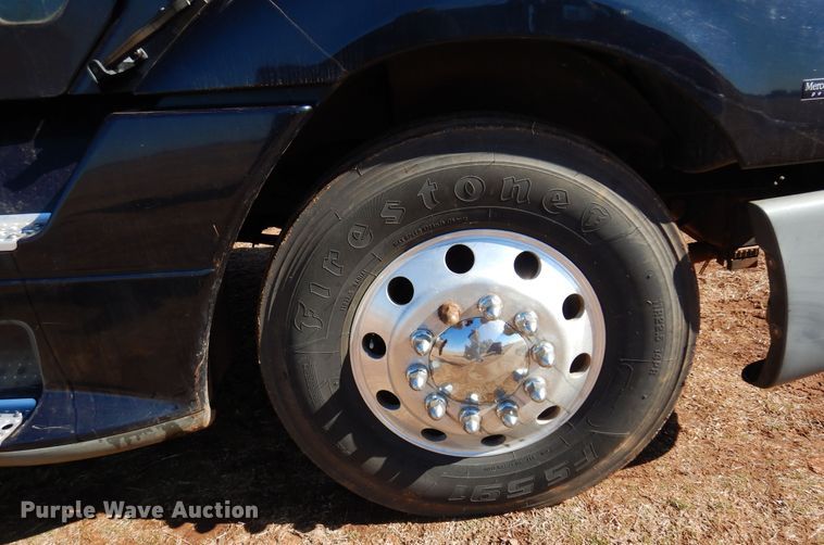 image for item DF0103 2005 Freightliner Columbia 120  semi truck