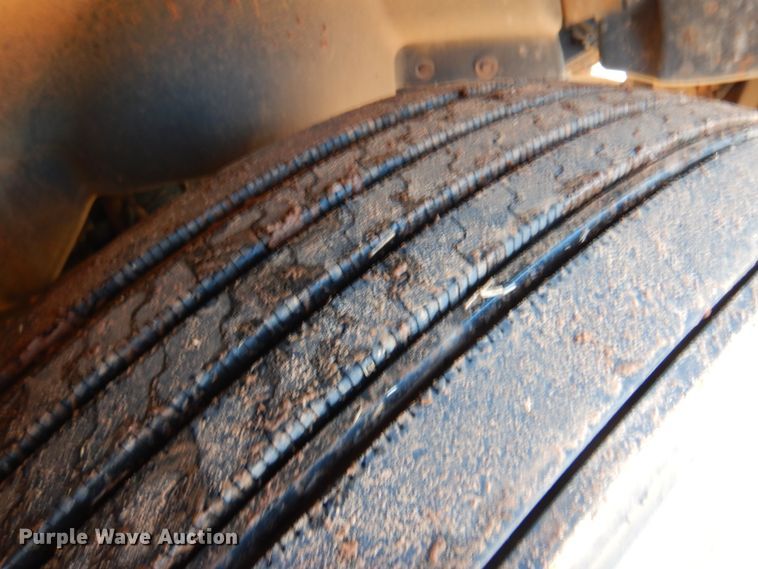 image for item DF0103 2005 Freightliner Columbia 120  semi truck