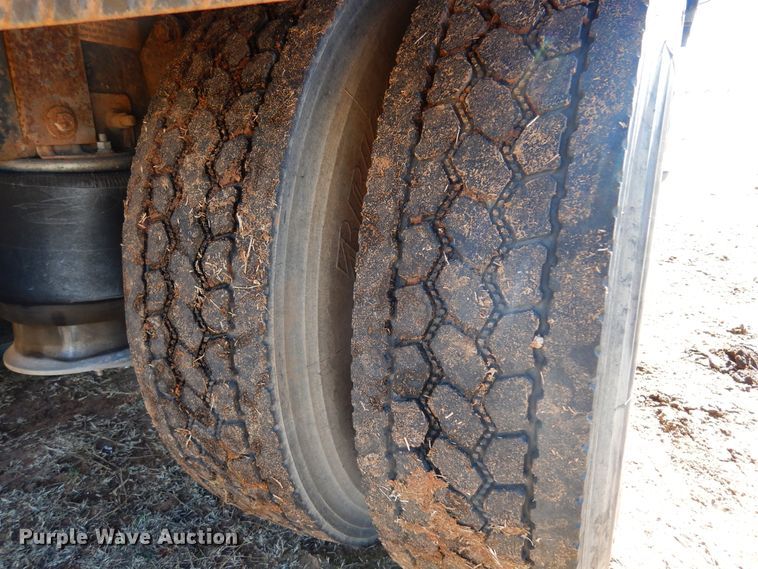 image for item DF0103 2005 Freightliner Columbia 120  semi truck