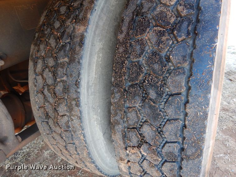 image for item DF0103 2005 Freightliner Columbia 120  semi truck