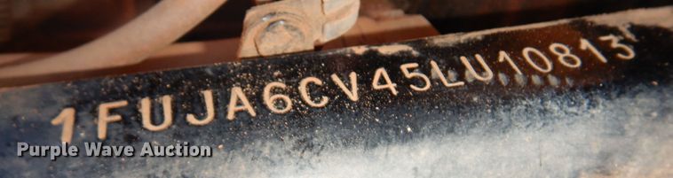 image for item DF0103 2005 Freightliner Columbia 120  semi truck