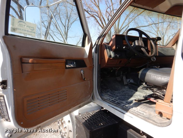 image for item DH8196 1992 Chevrolet Kodiak C6500  flatbed truck