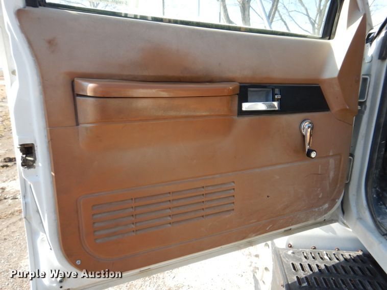 image for item DH8196 1992 Chevrolet Kodiak C6500  flatbed truck