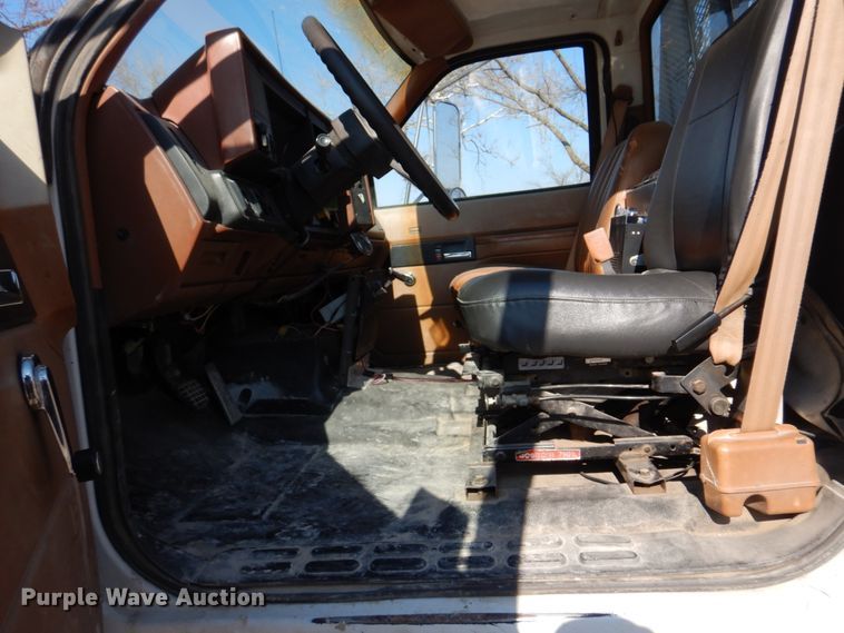 image for item DH8196 1992 Chevrolet Kodiak C6500  flatbed truck