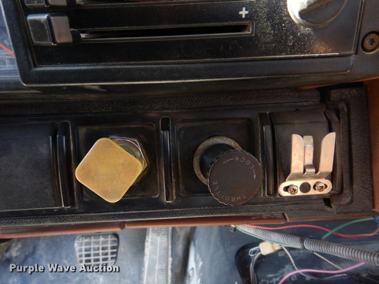 image for item DH8196 1992 Chevrolet Kodiak C6500  flatbed truck