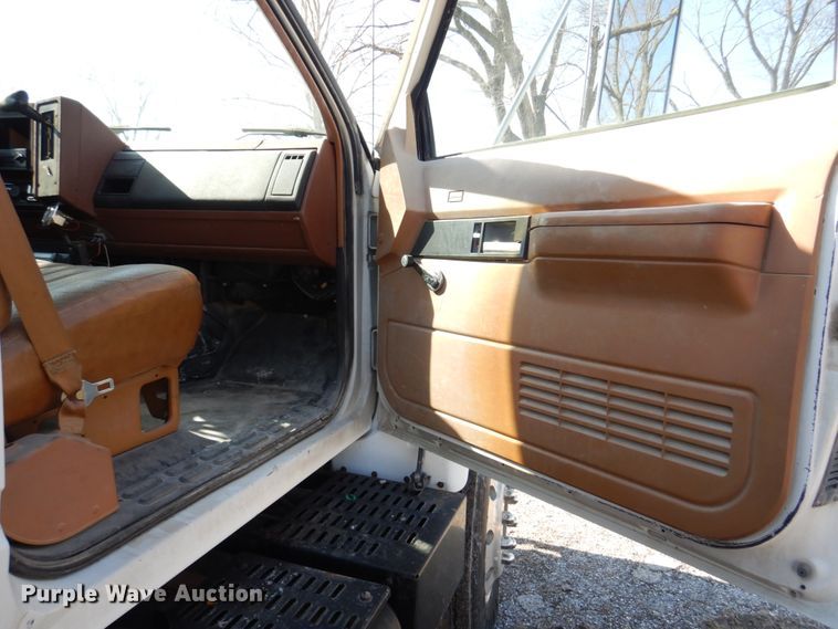 image for item DH8196 1992 Chevrolet Kodiak C6500  flatbed truck