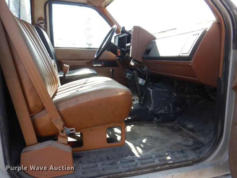 image for item DH8196 1992 Chevrolet Kodiak C6500  flatbed truck