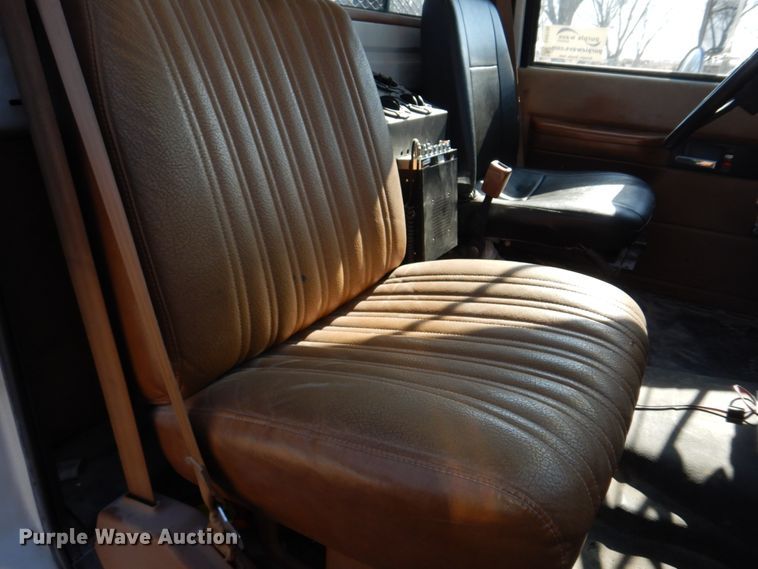 image for item DH8196 1992 Chevrolet Kodiak C6500  flatbed truck