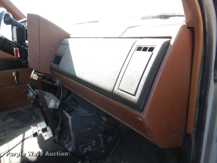 image for item DH8196 1992 Chevrolet Kodiak C6500  flatbed truck