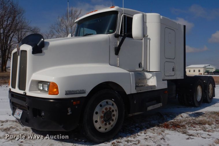 image for item DH8197 1990 Kenworth T600  semi truck