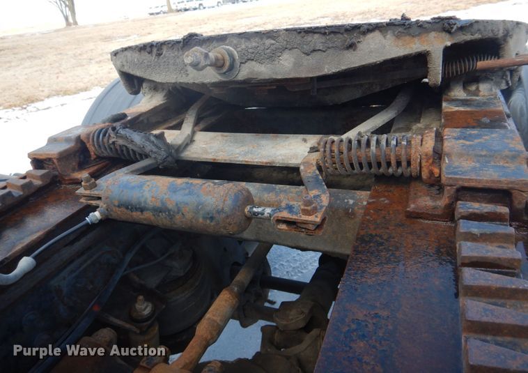 image for item DH8197 1990 Kenworth T600  semi truck