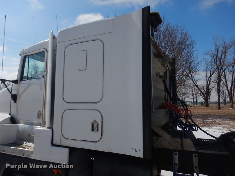 image for item DH8197 1990 Kenworth T600  semi truck