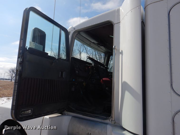 image for item DH8197 1990 Kenworth T600  semi truck