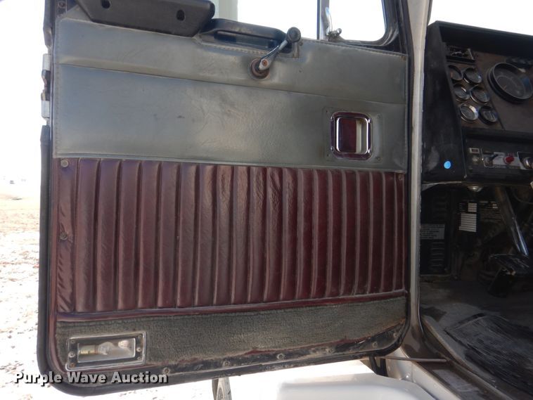 image for item DH8197 1990 Kenworth T600  semi truck