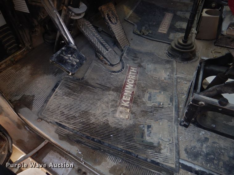 image for item DH8197 1990 Kenworth T600  semi truck