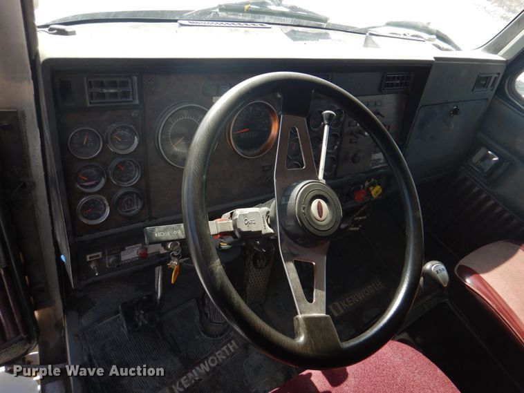 image for item DH8197 1990 Kenworth T600  semi truck