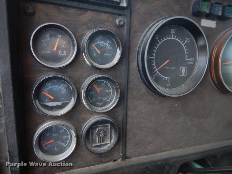 image for item DH8197 1990 Kenworth T600  semi truck