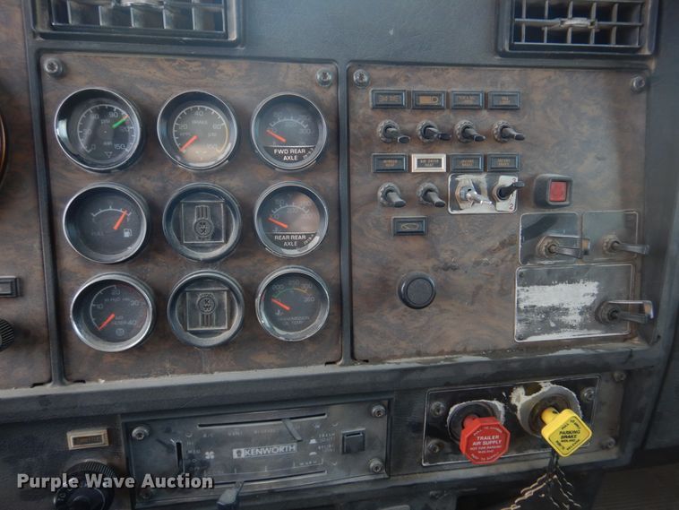 image for item DH8197 1990 Kenworth T600  semi truck