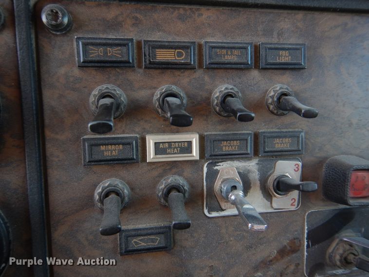 image for item DH8197 1990 Kenworth T600  semi truck