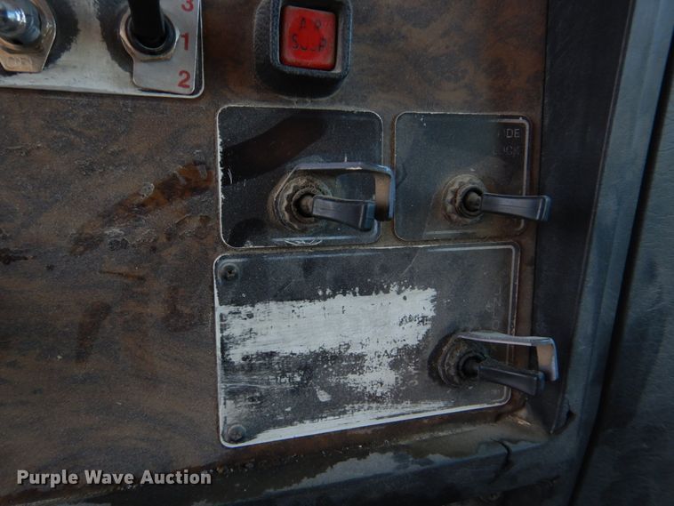 image for item DH8197 1990 Kenworth T600  semi truck