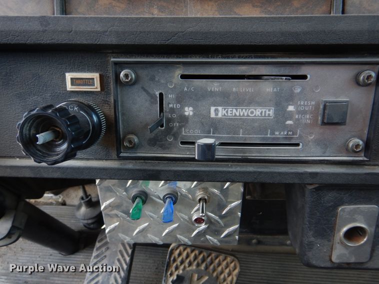 image for item DH8197 1990 Kenworth T600  semi truck