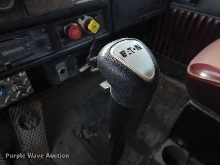 image for item DH8197 1990 Kenworth T600  semi truck