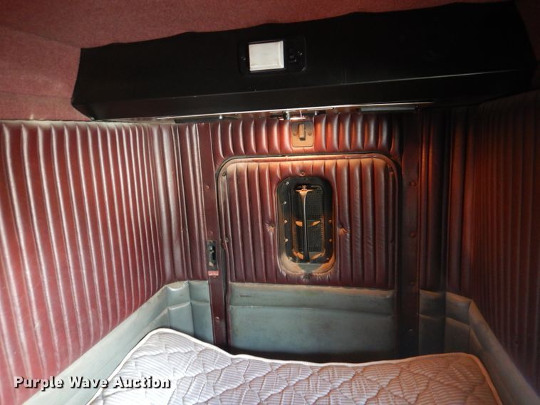 image for item DH8197 1990 Kenworth T600  semi truck