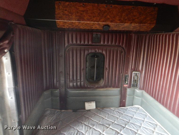 image for item DH8197 1990 Kenworth T600  semi truck