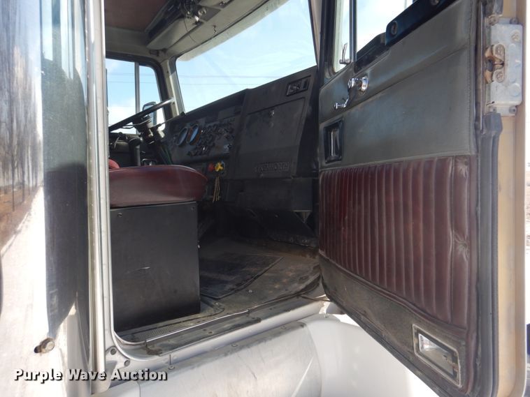 image for item DH8197 1990 Kenworth T600  semi truck