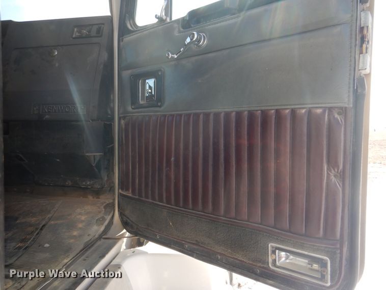 image for item DH8197 1990 Kenworth T600  semi truck