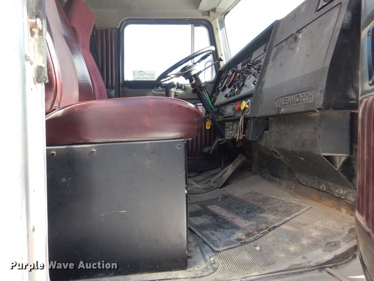 image for item DH8197 1990 Kenworth T600  semi truck