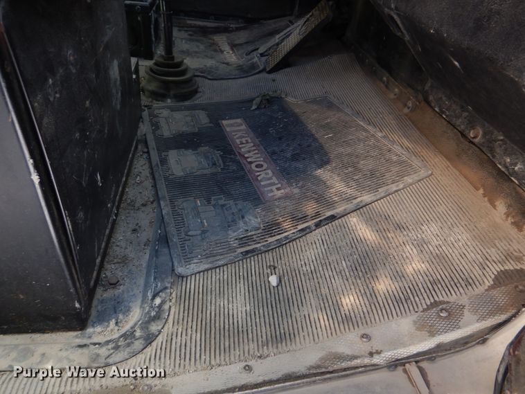 image for item DH8197 1990 Kenworth T600  semi truck