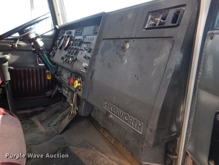 image for item DH8197 1990 Kenworth T600  semi truck