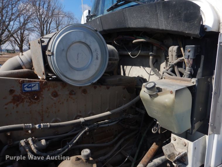 image for item DH8197 1990 Kenworth T600  semi truck