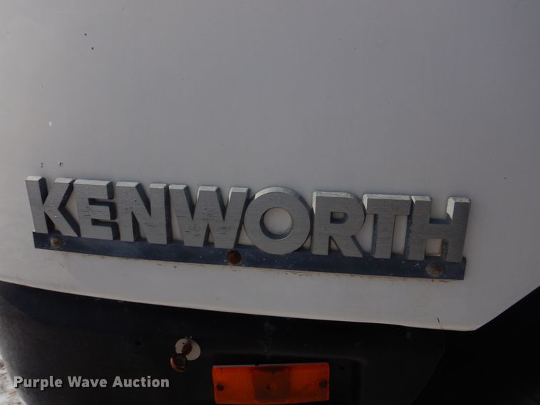 image for item DH8197 1990 Kenworth T600  semi truck
