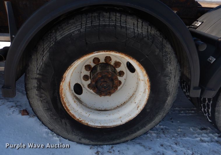 image for item DH8197 1990 Kenworth T600  semi truck