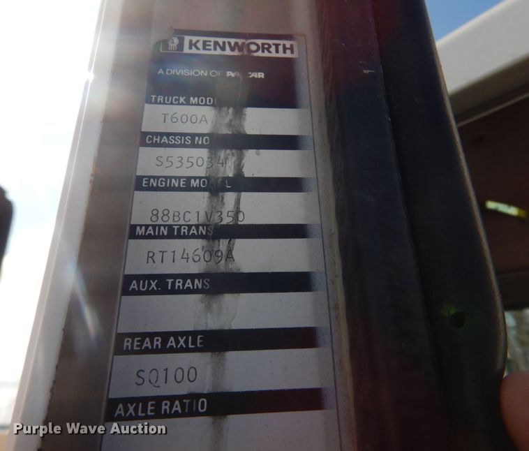 image for item DH8197 1990 Kenworth T600  semi truck