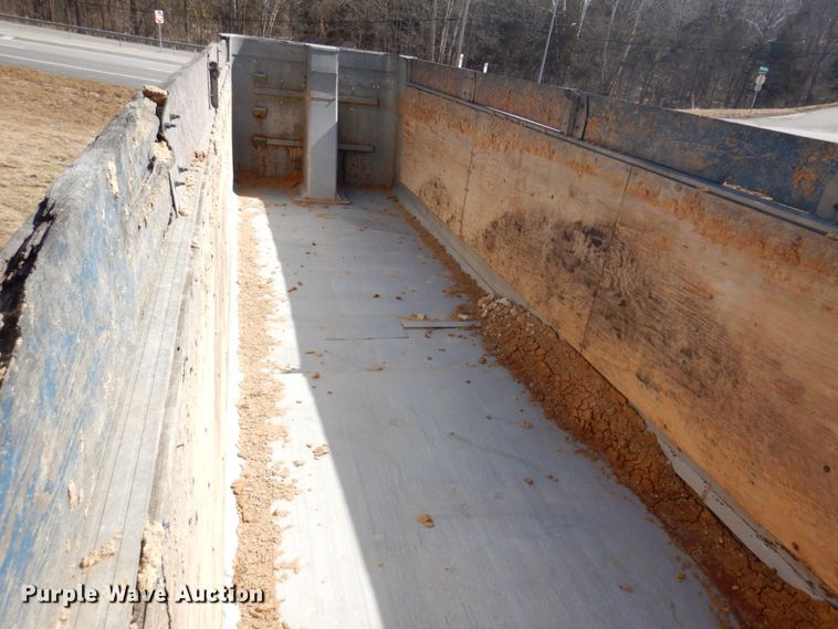 image for item DH8201 1977 East  end dump trailer