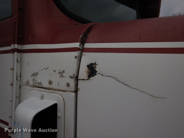 image for item DH8202 1986 International 9370  semi truck