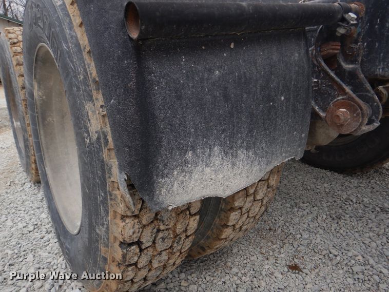 image for item DH8202 1986 International 9370  semi truck