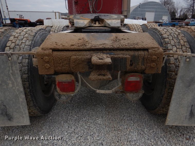 image for item DH8202 1986 International 9370  semi truck