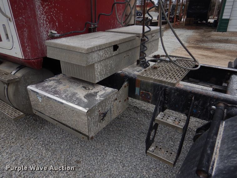 image for item DH8202 1986 International 9370  semi truck