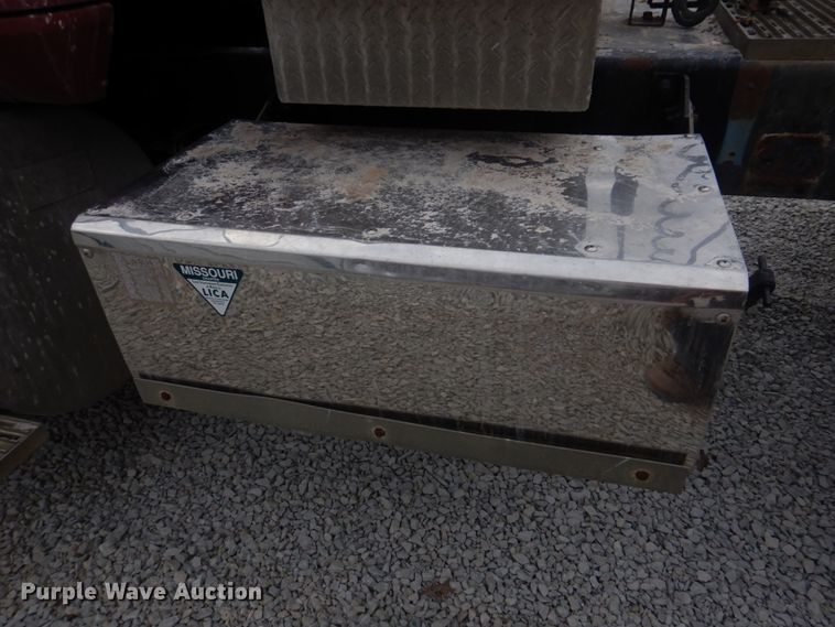 image for item DH8202 1986 International 9370  semi truck