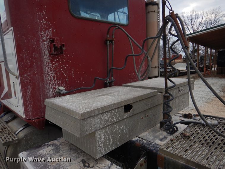 image for item DH8202 1986 International 9370  semi truck