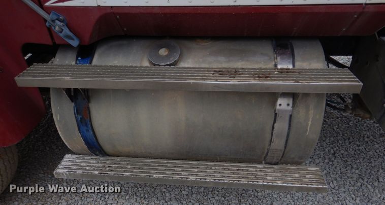 image for item DH8202 1986 International 9370  semi truck