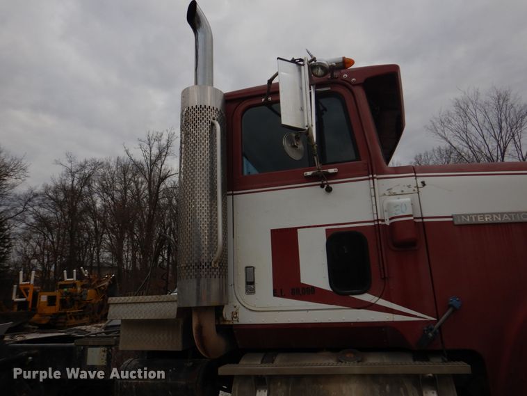 image for item DH8202 1986 International 9370  semi truck