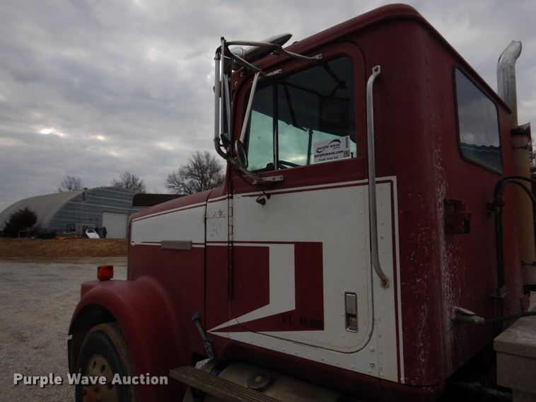 image for item DH8202 1986 International 9370  semi truck